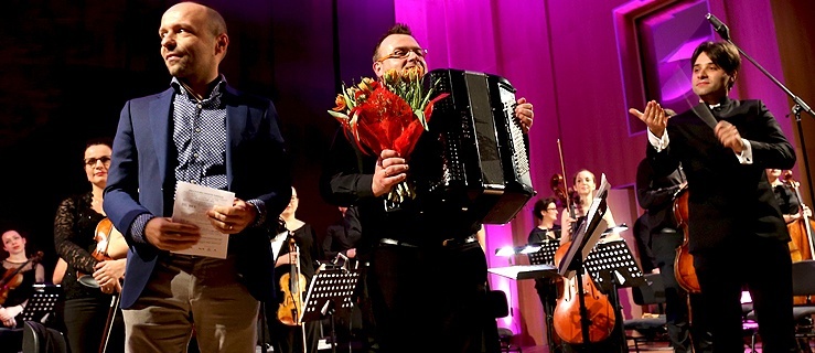 Od lewej: Tomasz Opałka (kompozytor), Rafał Grząka (akordeonista) i Rafał Janiak (dyrygent) oraz Elbląska Orkiestra Kameralna,