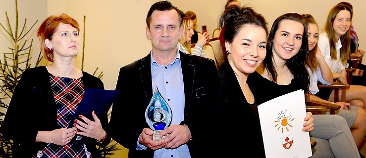 Po lewej: Beata i Piotr Grzeszczuk - laureaci Nagrody im. dr Aleksandry Gabrysiak, po prawej: uhonorowane wolontariuszki 