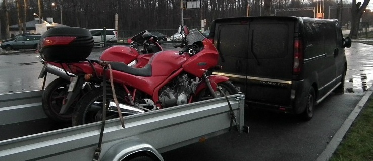 Pogranicznicy przekazali Rosjanina i skradziony motocykl braniewskim policjantom 