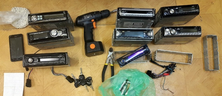 Radioodtwarzacze i narzedzia odzyskane przez policjantów,