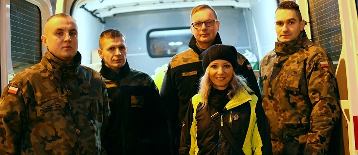Prezes Stowarzyszenia im gen bryg Bolesława Nieczuja-Ostrowskiego Anna Szczepańska z żołnierzami z 16 Batalionu Dowodzenia w Elblągu,
