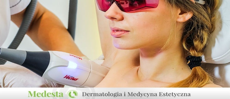 Kosmetolog i dermatolog estetyczny udany duet podczas zabiegu