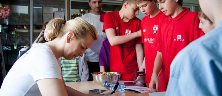 Siódma Elbląska Wiosna Pływacka: Otylia Jędrzejczak wręczała autografy