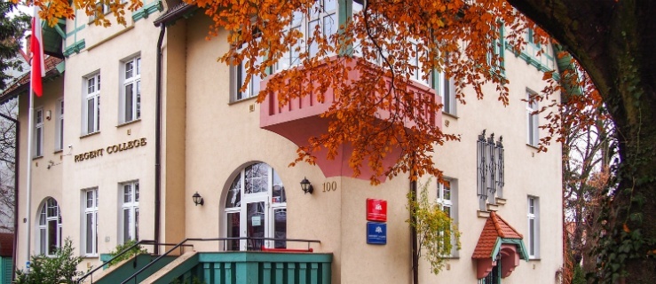 Budynek Szkół Anglojęzycznych Regent College przed zamontowaniem tablicy upamiętniającej