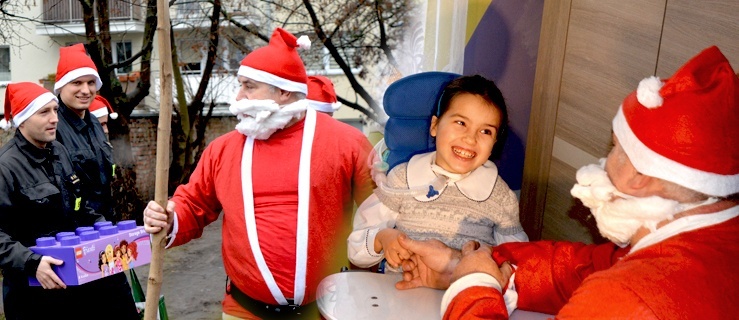 Elbląscy strażacy już ponad 5 lat znają Angelikę. Dzisiaj po raz kolejny złożyli jej świąteczną wizytę