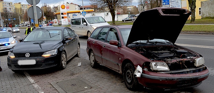 Kolizja czterech aut na al. Wyszyńskiego (+ zdjęcia)