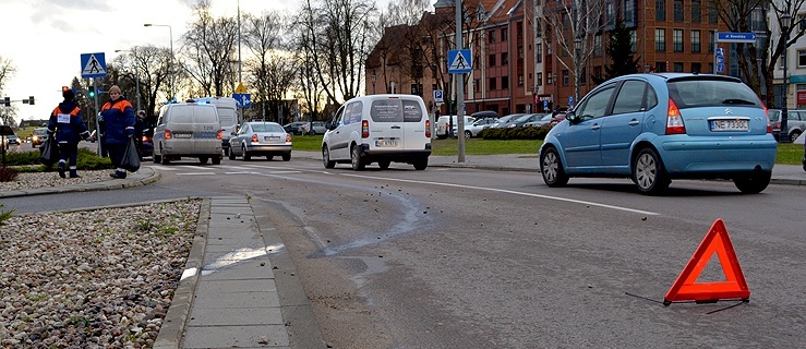 Plac Słowiański. Wielki huk i... uszkodzona miska olejowa (+ zdjęcia)
