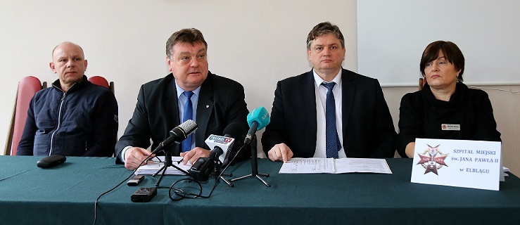 Od lewej: kierownik szpitala ds.technicznych Maciej Latecki, prezydent Elbląga Witold Wróblewski, dyrektor lek. med. Mirosław Gorbaczewski, kierownik działu marketingu i programów pomocowych Małgorzata Adamowicz,   