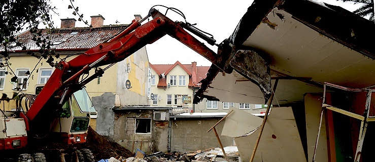 Wyburzanie pawilonów handlowych na skrzyżowaniu ul. Słonecznej i Kosynierów Gdyńskich, 14 lutego 2018 r.,