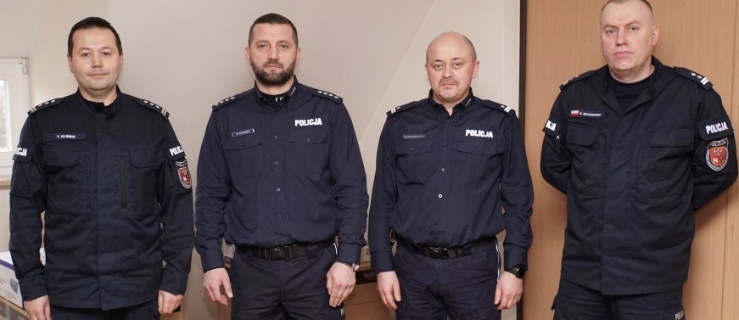 Od prawej  mł. insp. Edward Szydłowski Zastępca Komendanta Wojewódzkiego Policji w Olsztynie, podinsp. Mirosław Suchodolski, komendant komisariatu w Pasłęku. Od lewej  insp. Tomasz Klimek,  komendant Wojewódzki Policji w Olsztynie