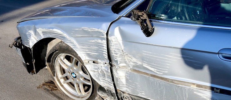 Kolizja na Mazurskiej. Pojazd marki BMW został zepchnięty na latarnię (+ zdjęcia)