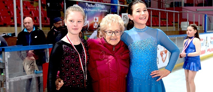 Puchar Elbląga w Łyżwiarstwie Figurowym. Pośrodku Helena Pilejczyk,