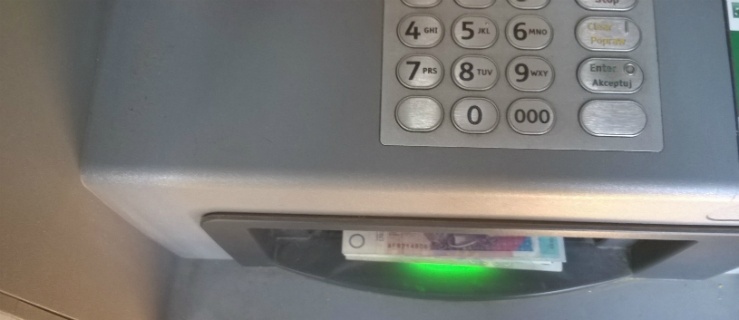 Znaleziono pieniądze w bankomacie w Elblągu. Policja poszukuje ich właściciela