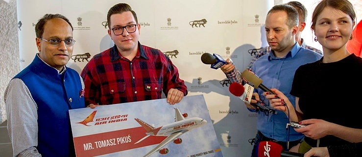  Kartikey Johri - rezydujący we Wrocławiu konsul honorowy Republiki Indii - wręczył Tomaszowi Pikusowi bilet do Indii,
