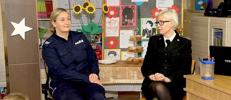 Sierżant sztabowy Katarzyna Stankiewicz i młodszy ogniomistrz Ewa Klimek spotkały się z uczniami SP nr 8 w Elblągu,