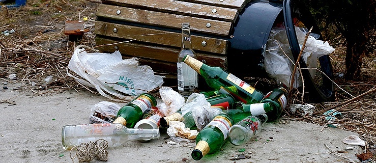 Zdewastowany plac zabaw przy ul. Wapiennej,