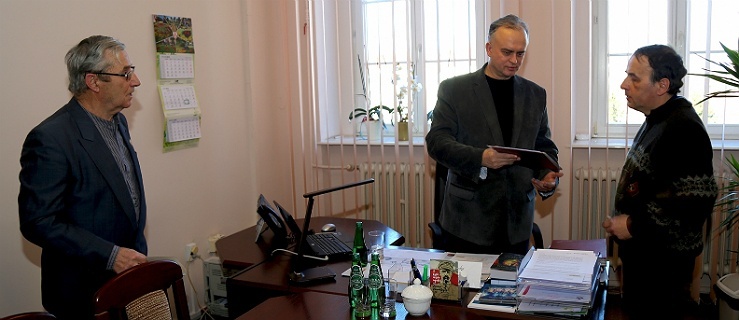 Inicjator upamiętnienia ofiar ludobójstwa Jacek Boki i naoczny świadek zbrodni OUN-UPA Stanisław Soroczyński składają petycję na ręce przewodniczącego Rady Miejskiej w Elblągu Marka Pruszaka (23 lutego 2018 r.),