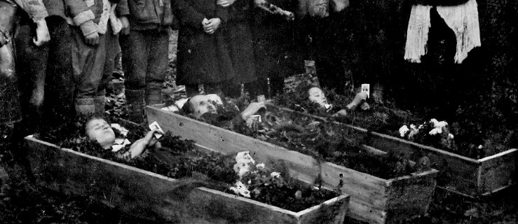 Pogrzeb członków rodziny Jaremowiczów, zamordowanych 11 listopada 1944 r. przez bojówki ukraińskie,
