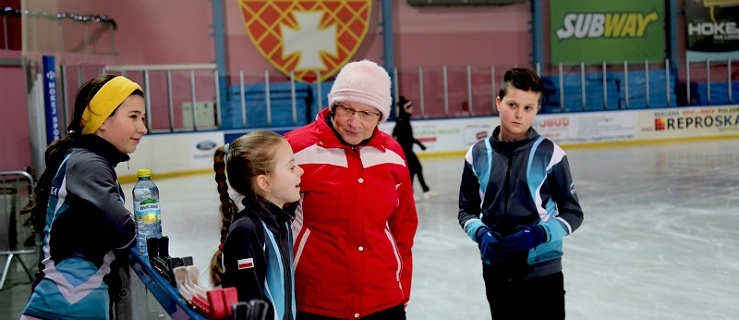 Lodowisko „Helena” w Elblągu. Członkowie Uczniowskiego Klubu Sportowego Szóstka Elbląg z trenerką Teresą Bekisz.
