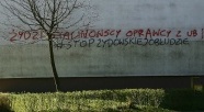Elbląg. Antysemickie napisy na bloku osiedla Nad Jarem