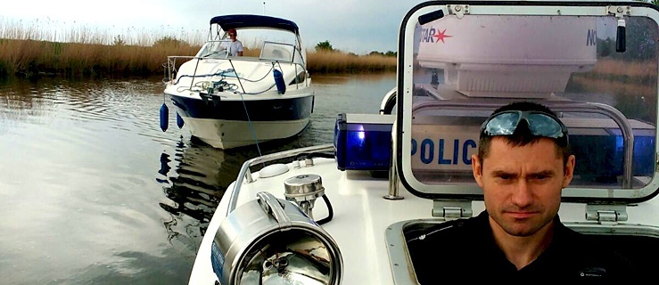 Elbląg: Policjanci wyciągali trzytonowy jacht 