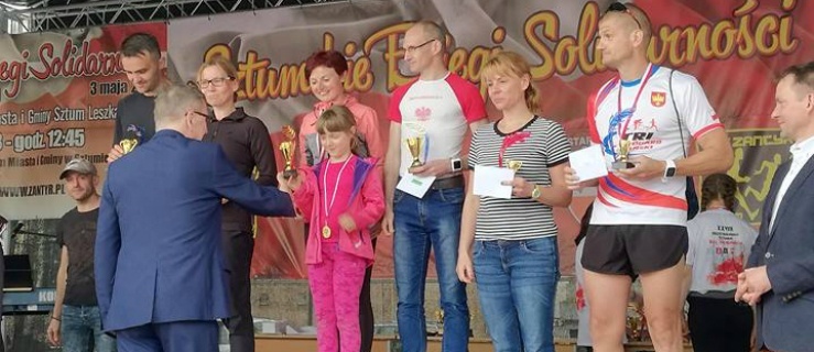 Pośrodku, w białej koszulce, Adam Serocki,