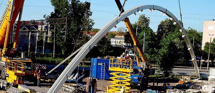 Montaż stalowego łuku na wiadukcie na Zatorze (7 maja 2018 r.),