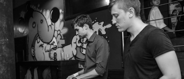 Na pierwszym planie Paweł Witulski, gość na najbliżej jam session w Krypcie,