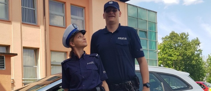 Braniewo. Ponad dwa metry wzrostu  pomaga podczas patrolu
