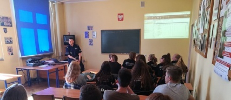 Elbląg: Absolwent w mundurze przekonuje uczniów: Zostań policjantem 