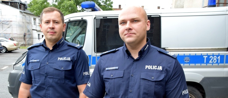 Sierż. szt. Arkadiusz Wojtas i sierż. Tomasz Lipski,