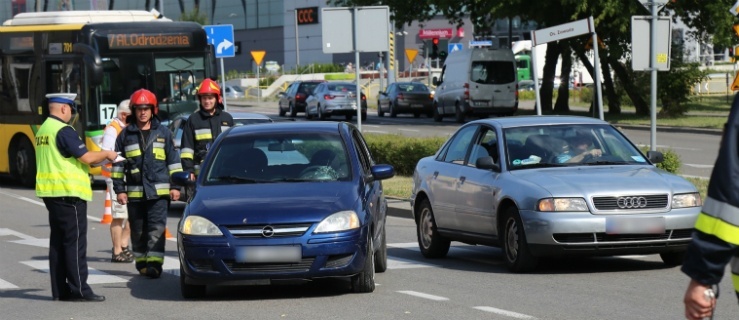 W Elblągu samochód osobowy potrącił pieszą na Al. Odrodzenia na wysokości ul. Kalenkiewicza.
