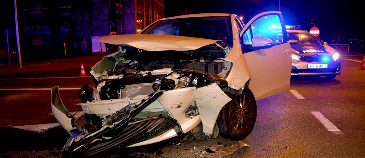 Nocna kolizja toyoty z alfą romeo na ul. Płk. Dąbka (+ zdjęcia)
