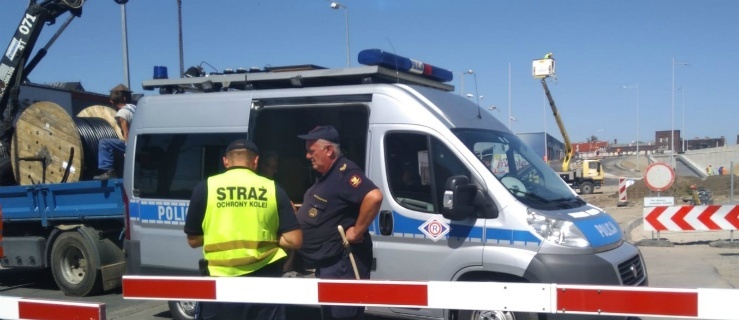 Elbląg: Zerwana trakcja kolejowa na przejeździe