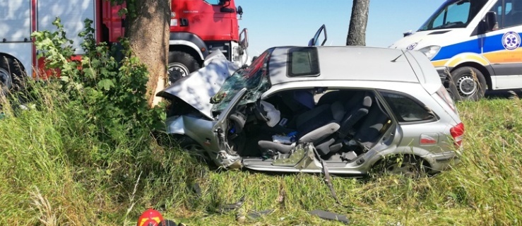  Powiat braniewski. Uderzył mazdą w drzewo. Śmigłowcem do szpitala 