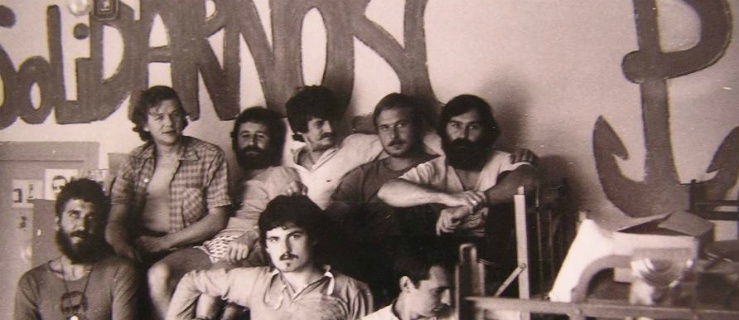 Zdjęcie wykonano w 1982 roku w Zakładzie Karnym w Kwidzynie na krótko przed pacyfikacją. Mirosław Duszak (pierwszy z lewej) z grupą internowanych. Aparat przemyciły siostry Mirosława Duszaka Halina i Elżbieta 