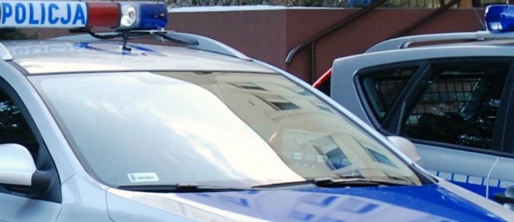 Elbląg. Kierowca uszkodził ławkę na cmentarzu. Policja szuka świadków 