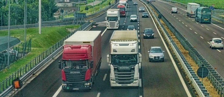 Ile zarabiają kierowcy? To zależy.... Jedno jest pewne: ich zarobki rosną!