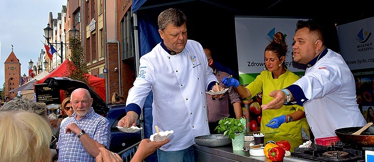 Dania ze ślimaków przyrządzali na elbląskiej starówce sam prezydent i przewodniczący sejmiku! (+ zdjęcia)