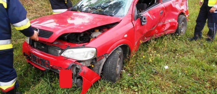 Wypadł z drogi i dachował. Kobieta w szpitalu