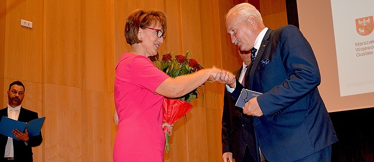 marszałek województwa warmińsko-mazurskiego Gustaw Marek Brzezin składa gratulacje na ręce dyrektor Warmińsko-Mazurskiego Ośrodka Doskonalenia Nauczycieli w Elblągu dr Danuty Oleksiak;