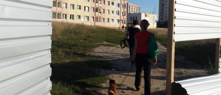 Na skróty do Biedronki przez przyszły plac budowy