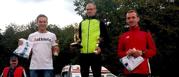 Adam Serocki (1. miejsce), Damian Dobosik (2. miejsce) oraz Adam Bułka (3. miejsce) w klasyfikacji najlepszych elblążan w 9. Półmaratonie Bażant w Elblągu;