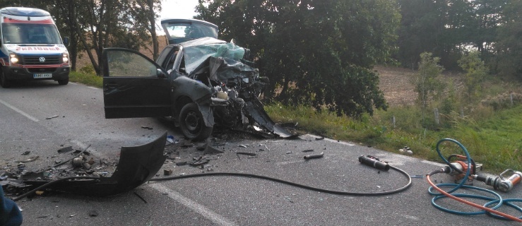 Trzy osoby zginęły. Czołowe zderzenie samochodów 