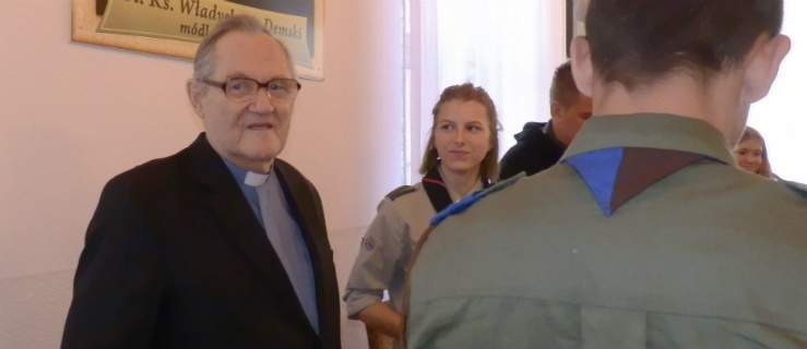 Ks. infułat Mieczysław Józefczyk podczas spotkania z elbląskimi harcerzami