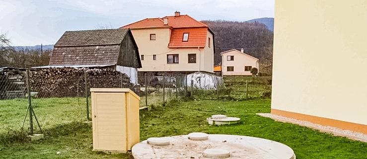 Przydomowa oczyszczalnia ścieków: ile kosztuje i jak działa?