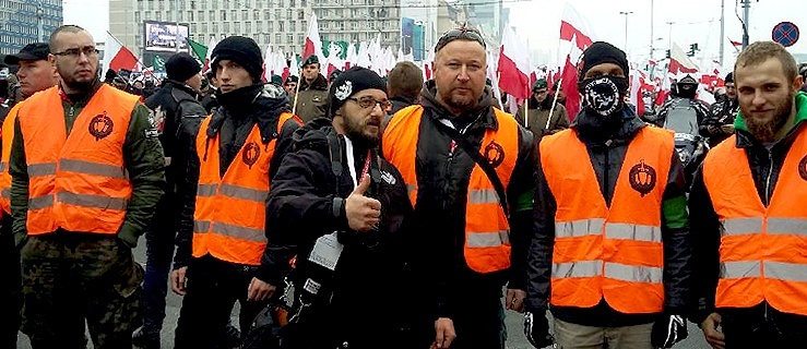 Członkowie Straży Marszu Niepodległości (2018 r.). Wśród osób uwiecznionych na fotografii elblążanin Jacek Gierwatowski (trzeci od prawej),
