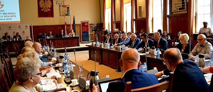 22 XI pierwsza sesja nowej Rady Miejskiej w Elblągu. Porównaj jej skład z poprzednią (+ zdjęcia)