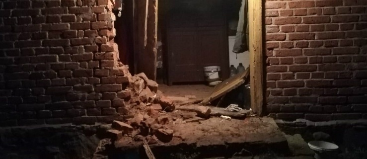 Gospodarz nie chciał otworzyć. Wjechali autem do domu