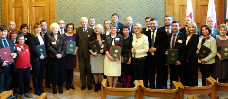  Beata Świątkowska, nagrodzona elbląska nauczycielka stoi pośrodku drugiego rzędu